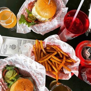 It’s the burger + egg for us 💯 📸@tastingthe303 . . #303 #cherrycricket #cherrycreek #denverfoodblog #denverweekend #denverfoodies